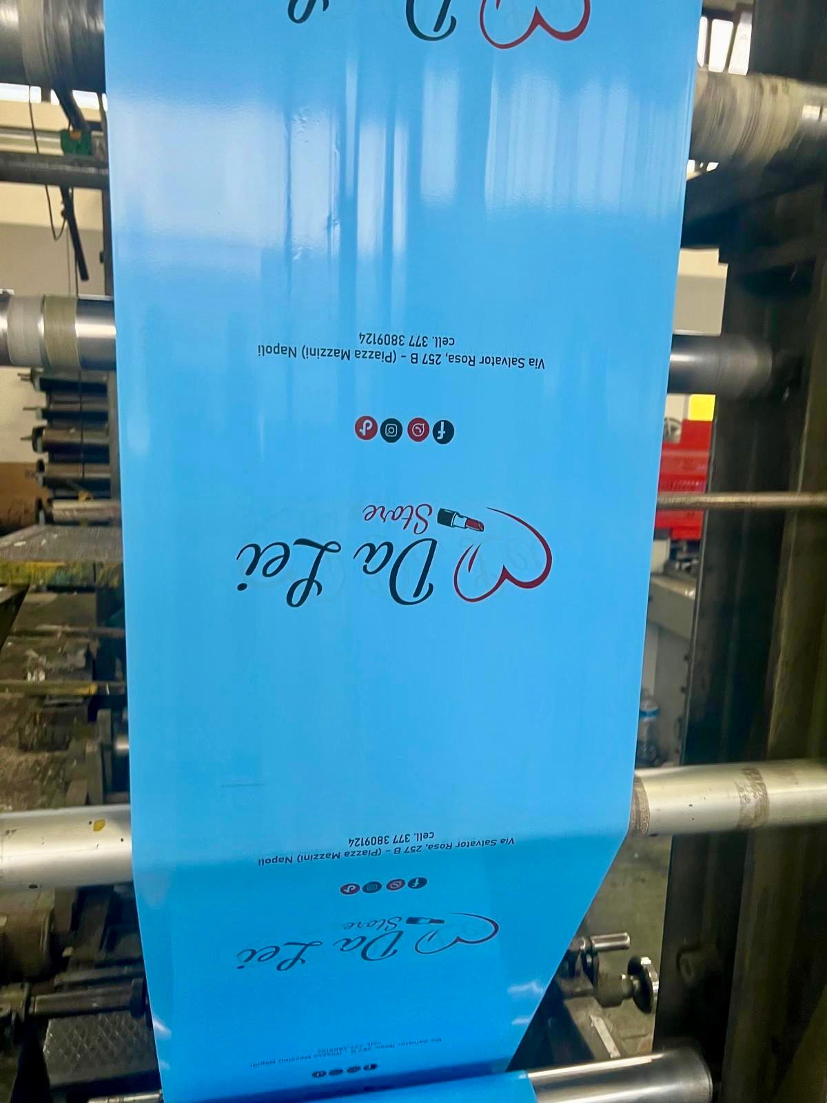 Rotolo di plastica sulla macchina da stampa