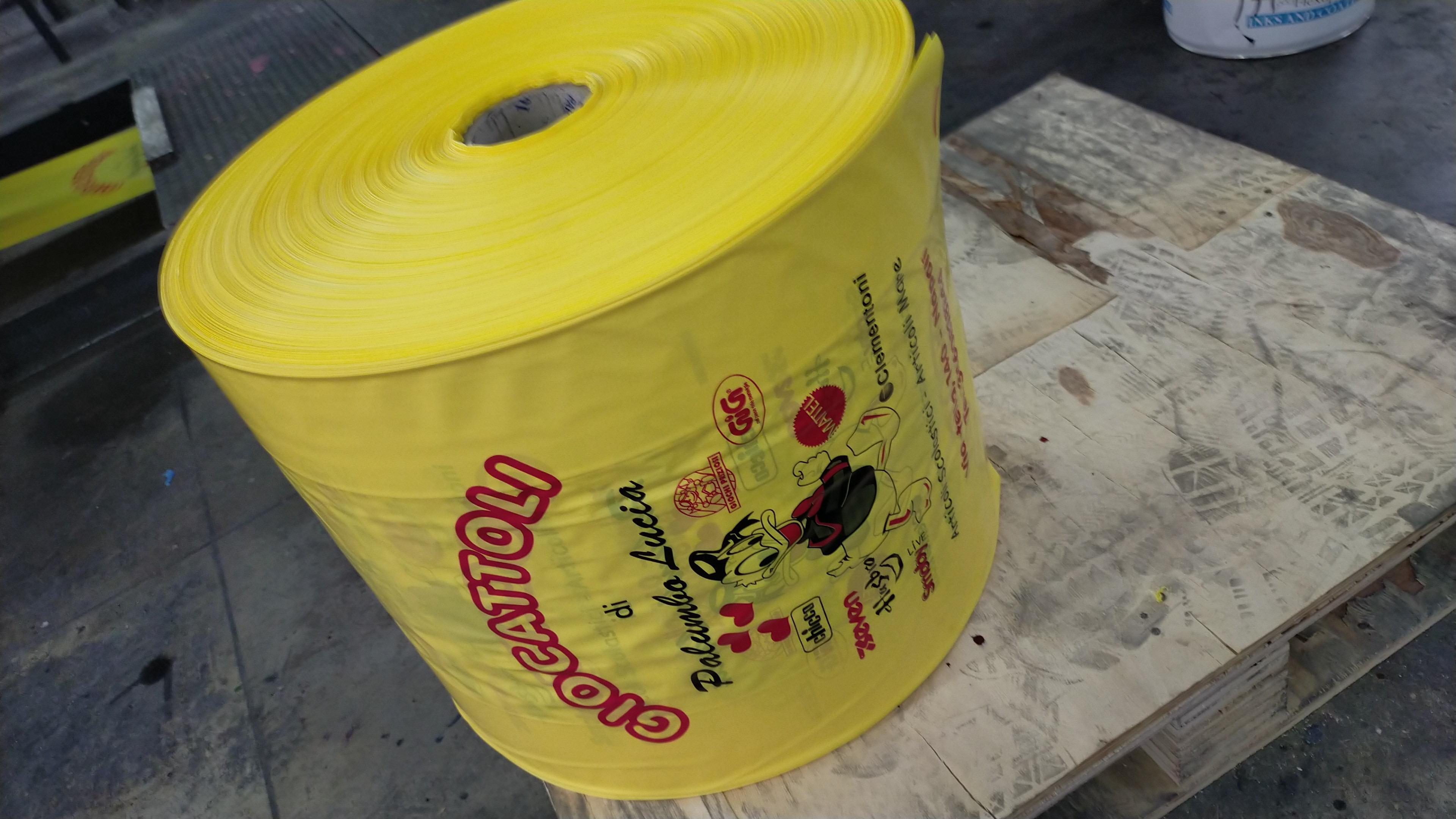 Rotolo di plastica pronto per il taglio